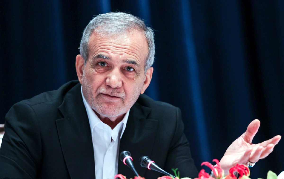 پزشکیان: اگر به دولت وابسته شویم تا ۵۰ سال دیگر مشکلات حل نخواهد شد/ ما نباید از دنیا عقب بمانیم/ دلیل مهاجرت نخبگان مدیریت نادرست است!